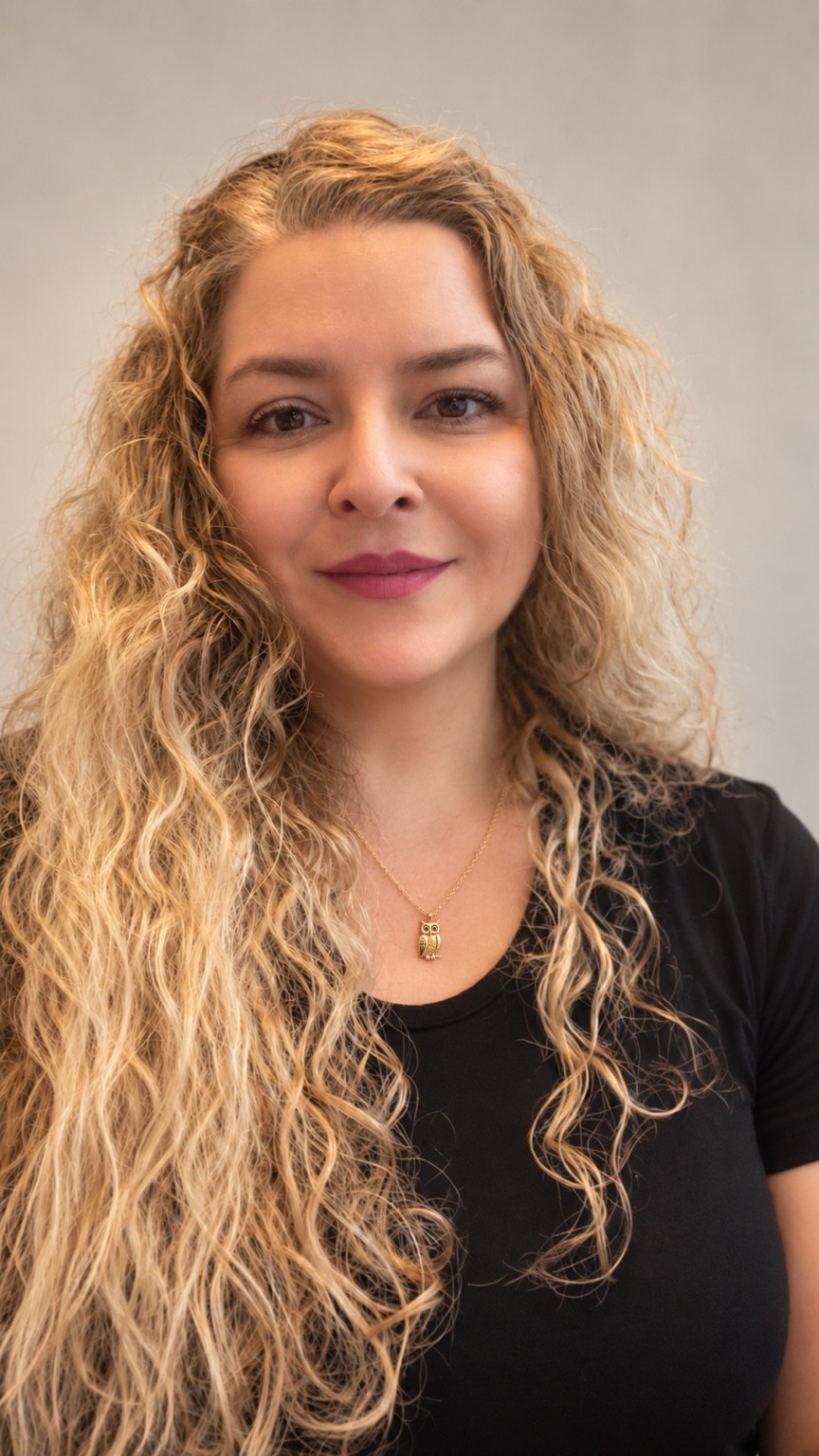 Susanna vom Eulenfeder Verlag mit goldenem Eulenanhänger
